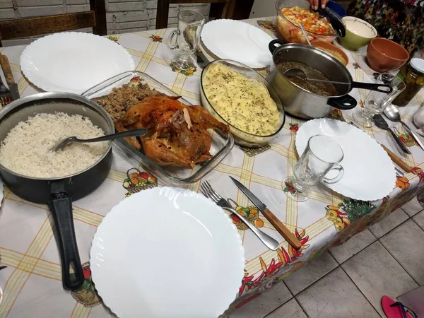 Mesa Jantar Com Arroz Feijão Frango Maionese Pratos Talheres Copos — Fotografia de Stock