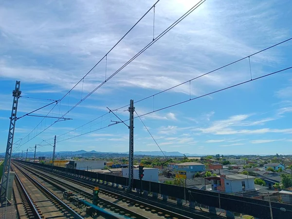 Demiryolu Şehri Takip Ediyor Arka Planda Dağlar Mavi Gökyüzü — Stok fotoğraf
