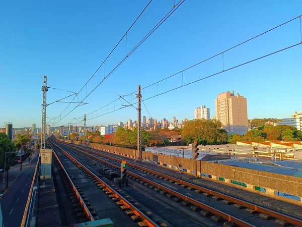 Eine Eisenbahnstrecke Durch Die Stadt Hintergrund Und Blauer Himmel — Stockfoto