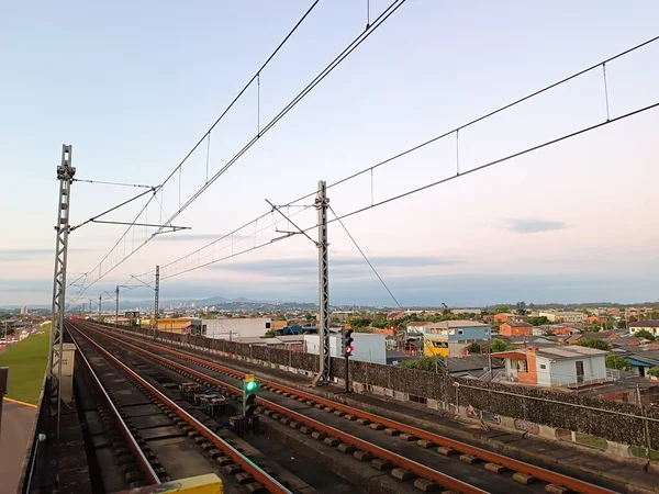 在高山和天空背景下的城市的铁路线 — 图库照片
