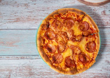 Pepperoni pizza, pepperonili taze pizza, peynir ve domates sosu.