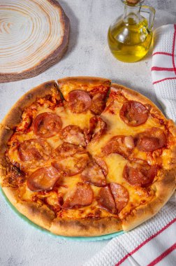 Pepperoni pizza, pepperonili taze pizza, peynir ve domates sosu.