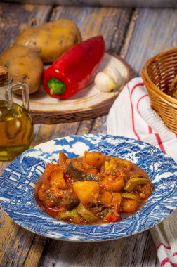 Geleneksel Yunan turnuvası ya da sebze, patates, biber, domateslerden yapılmış rüşvet