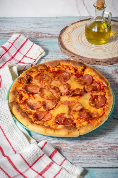 Pepperoni pizza, pepperonili taze pizza, peynir ve domates sosu.