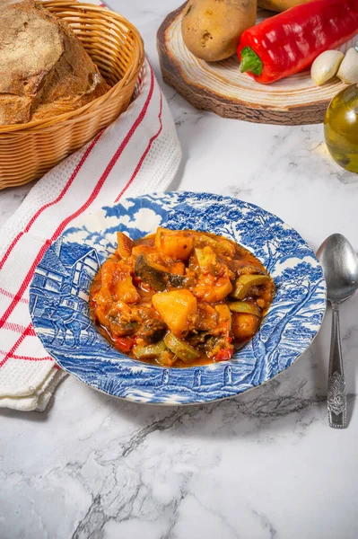Geleneksel Yunan turnuvası ya da sebze, patates, biber, domateslerden yapılmış rüşvet