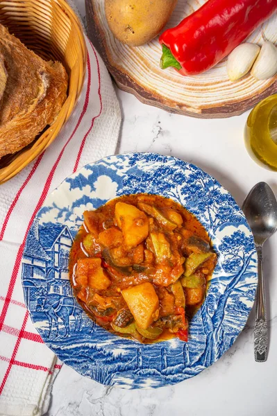 Geleneksel Yunan turnuvası ya da sebze, patates, biber, domateslerden yapılmış rüşvet
