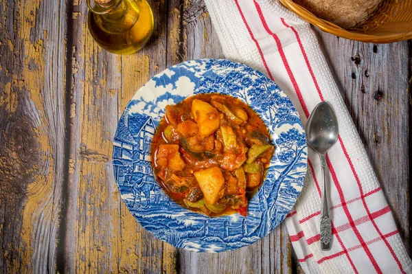 Geleneksel Yunan turnuvası ya da sebze, patates, biber, domateslerden yapılmış rüşvet