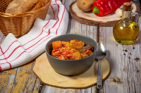 Geleneksel Yunan turnuvası ya da sebze, patates, biber, domateslerden yapılmış rüşvet
