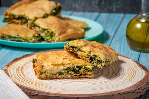 Ispanaklı ve peynirli Yunan Pie Spanakopita