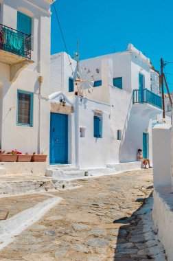 Yunanistan 'daki Amorgos Chora' da eski geleneksel evleri olan güzel taştan yapılmış bir cadde.