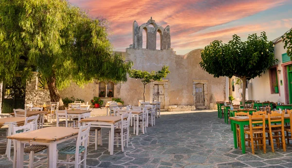 Tér Éttermek Régi Templom Épület Gyönyörű Chora Város Folegandros Sziget — Stock Fotó