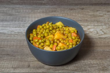 Domates soslu taze bezelye patates ve havuç.