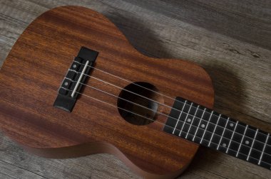 Ukulele ahşap zemin üzerinde.