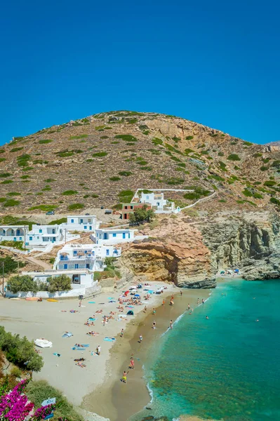 Yazın inanılmaz ve renkli Agali Sahili, Folegandros Adası, Kiklad, Ege Denizi, Yunanistan