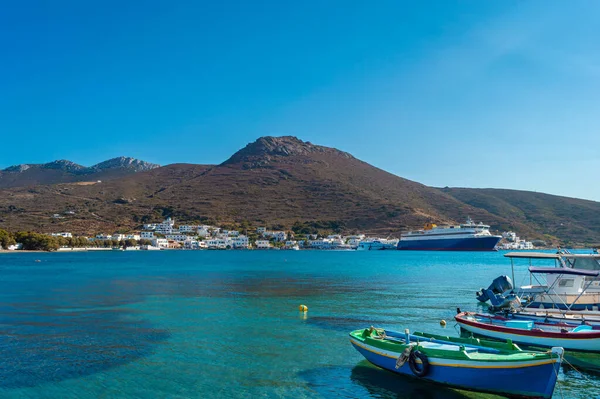 Katapola limanı, Amorgos adası, Yunanistan 'da geleneksel balıkçı tekneleri