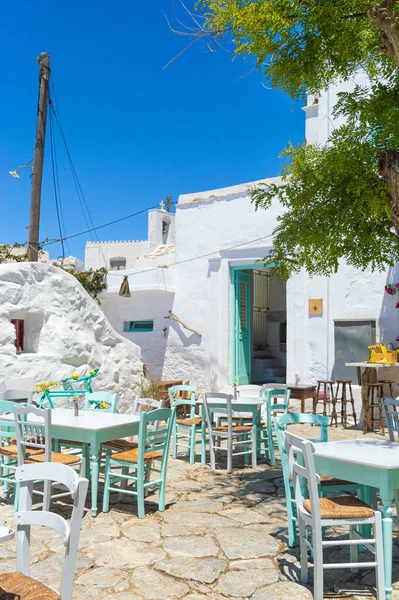 Yunanistan 'ın Amorgos adasında masalı geleneksel Yunan caddesi