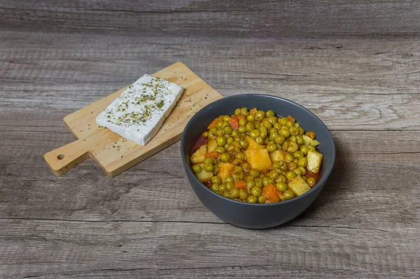 Domates soslu taze bezelye patates ve havuç.