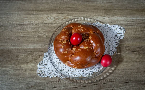 Easter Traditional Bread Greek Tsoureki Red Eggs — Stock Photo, Image