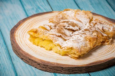 Yunan pastası Bougatsa fillo hamuru ve irmik kremalı.