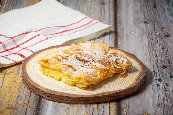 Yunan pastası Bougatsa fillo hamuru ve irmik kremalı.