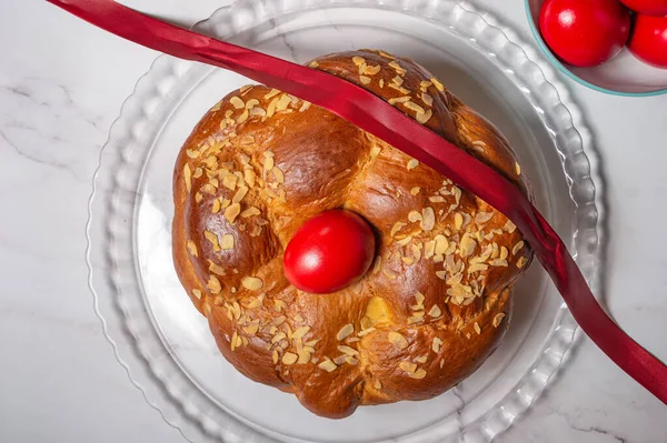 Пасхальный Традиционный Хлеб Греческий Цуреки Красные Яйца Столе — стоковое фото