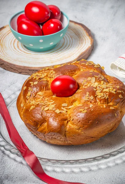 Easter Traditional Bread Greek Tsoureki Red Eggs Table — Stock Photo, Image