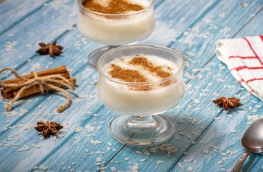 Tarçınlı sütlaç Geleneksel Yunan rizogalosu