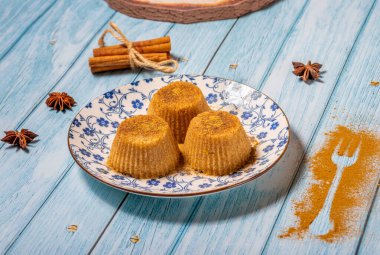 Ev yapımı irmik halkası Yunan tatlısı. 