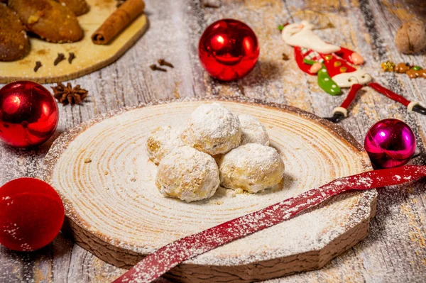 Noel için tatlı geleneksel Yunan kourabiedes