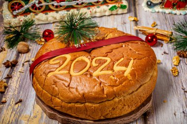 Geleneksel Yunan yeni yıl pastası, vasilopita olarak da bilinir, 2023 ve Noel süsleri için.