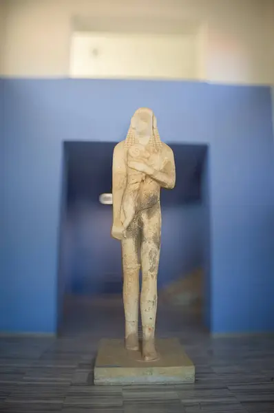 Limenas Thassos Yunanistan 28 Eylül 2024 Dünyanın en önemli antik Yunan eserlerinden biri olan dev Kouros, Thassos Archelogical Museum 'da sergilendi.