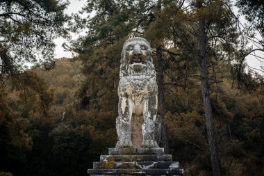 Amphipolis Aslanı (Amphipolis, Makedonya). Milattan önce 4. yüzyılda Lezbiyen Amiral Laomedon 'un anısına dikilmiş bir cenaze anıtı.