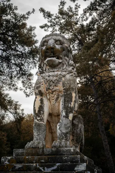 Amphipolis Aslanı (Amphipolis, Makedonya). Milattan önce 4. yüzyılda Lezbiyen Amiral Laomedon 'un anısına dikilmiş bir cenaze anıtı.