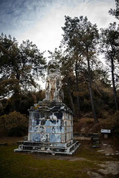 Amphipolis Aslanı (Amphipolis, Makedonya). Milattan önce 4. yüzyılda Lezbiyen Amiral Laomedon 'un anısına dikilmiş bir cenaze anıtı.