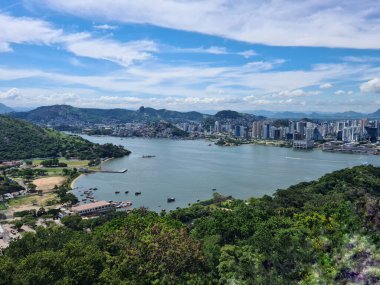 Image from the highest point of a hill in a Brazilian city surrounded by hills and beaches.