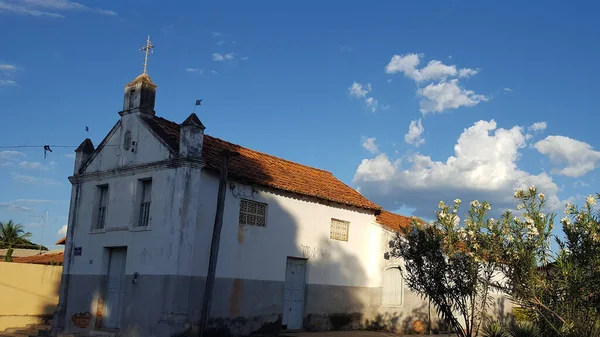 Vieja Iglesia Una Pequeña Ciudad Países Bajo Del Intenso Cielo — Foto de Stock