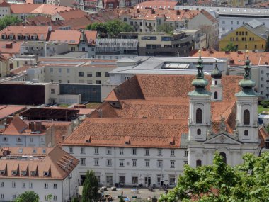 Turuncu kiremitli çatılar. Graz, Avusturya.