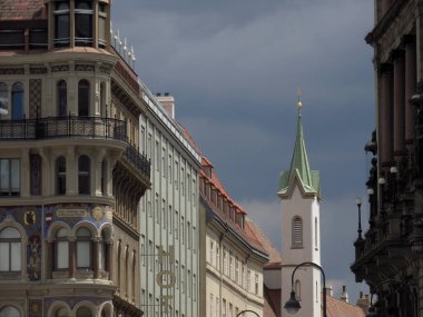 Kulesi olan eski evler. Viyana, Avusturya.