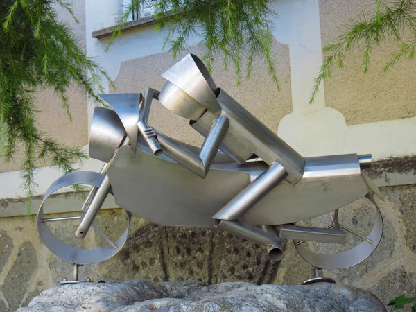 Nowoczesna Metalowa Rzeźba Rury Motocyklista — Zdjęcie stockowe