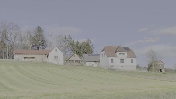 Сучасна Австрійська Ферма Зеленим Полем — стокове відео