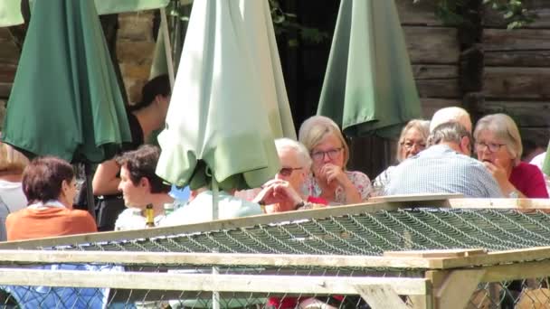 在一个阳光灿烂的夏日 人们在开放的咖啡馆 餐厅休息 — 图库视频影像