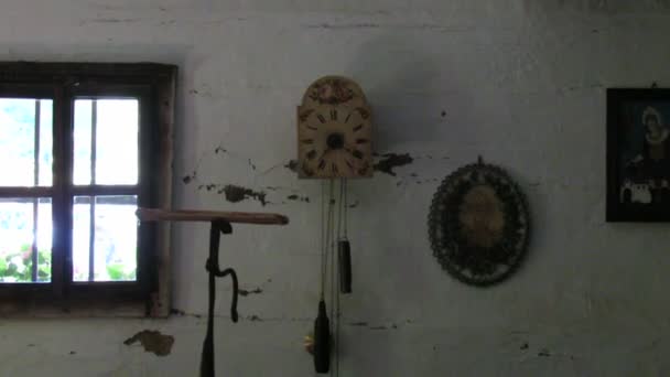 Wnętrze Starego Drewnianego Domu Zegar Wahadłowy Wisi Białej Ścianie Ciemnego — Wideo stockowe