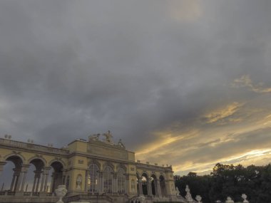 Gün batımı. Schoenbrunn Sarayı 'nın karşısındaki tepenin üstünde klasik bir köşk..