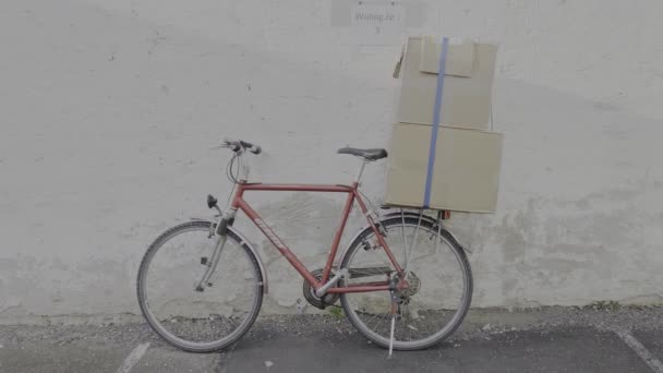 Bicicletta Rossa Con Scatole Sul Tronco Contro Una Parete Bianca — Video Stock
