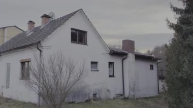 Arka bahçeden kırsal bir özel ev manzarası.