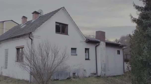 从后院看农村私人住宅 — 图库视频影像