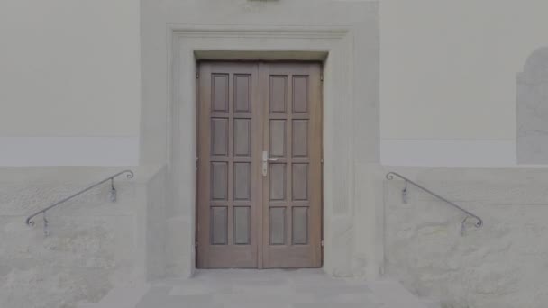 Podwójne Drzwi Drewniane Metalowe Balustrady Boku — Wideo stockowe