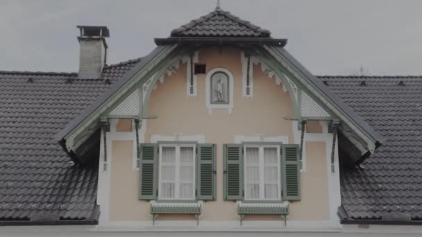Arka Planda Fayanslı Çatı Bacası Olan Klasik Bir Avusturya Tavan — Stok video