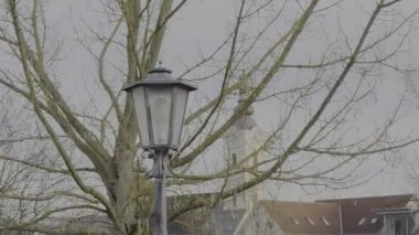 Arka planda sokak lambası ve kilise..