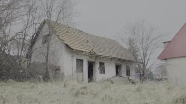 Eski terk edilmiş köy evi..